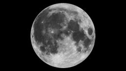 Esta imagen compuesta de la Luna, utilizando datos de Clementine de 1994, es la vista que es más probable que veamos cuando la Luna está llena.