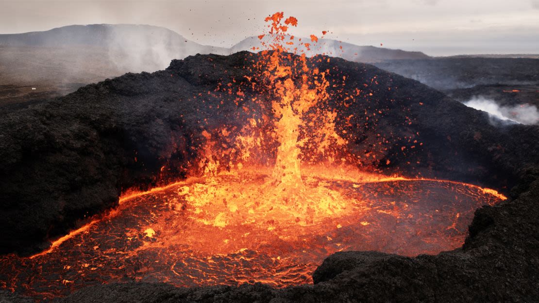 Lava brota de un cráter en el suroeste de Islandia, cerca de la ciudad de Grindavik, en abril de 2024.