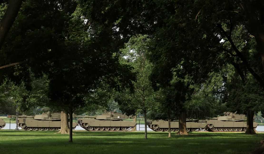 Tanques M1A2 Abrams estacionados en el Parque West Potomac de Washington, el martes 10 de junio de 2025, antes del próximo desfile de celebración del 250.º aniversario del Ejército de EE.UU.