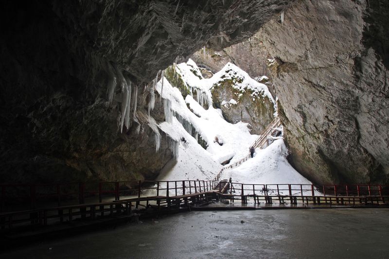 Ancient bacteria strain discovered in ice cave is resistant to