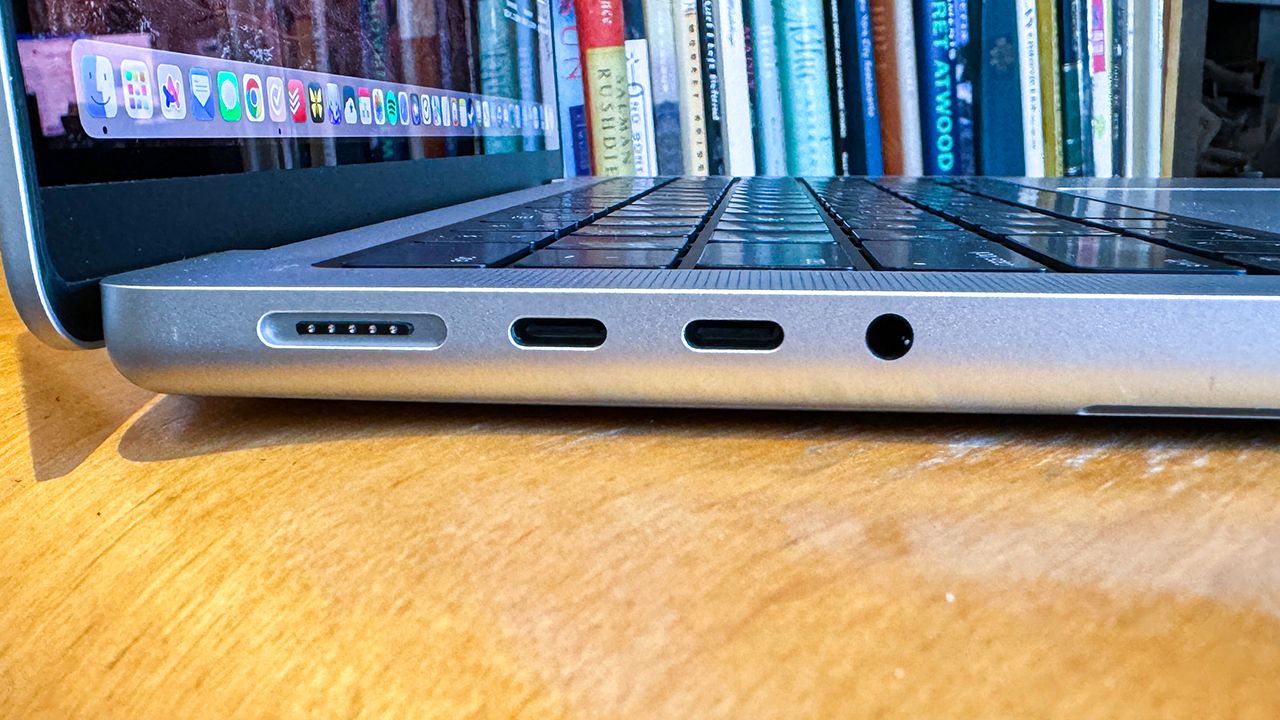 Le MacBook Pro 14 pouces M3 est seulement Thunderbolt 3 à cause d'une  limitation ridicule