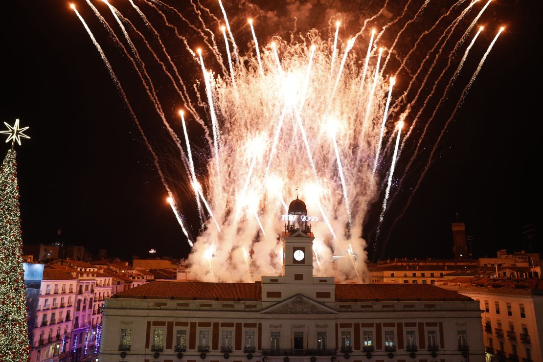 Fotografía de fuegos artificiales en la sede de la Presidencia de la Comunidad de Madrid durante la celebración del Año Nuevo en la Puerta del Sol, este martes en Madrid.