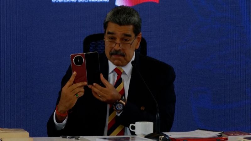 Venezuelan president shows off phone from China’s Xi Jinping
