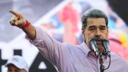El presidente de Venezuela, Nicolás Maduro, se dirige a sus partidarios durante la conmemoración del "Caracazo" de 1989, el 27 de febrero de 2025, en Caracas, Venezuela. El 27 de febrero de 1989, comenzaron una serie de protestas en la ciudad de Guarenas como parte del malestar social provocado por el gobierno del presidente Carlos Andrés Pérez. Las protestas se extendieron a Caracas, razón por la cual se le denominó "Caracazo".