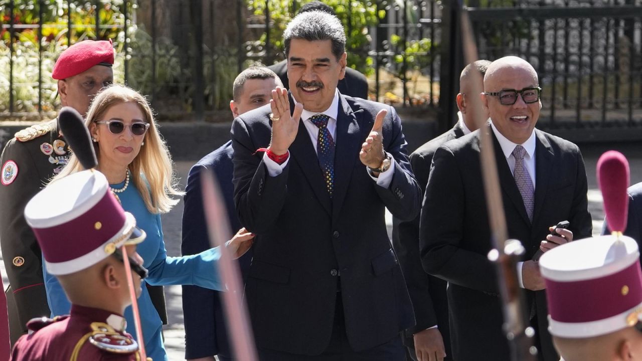 El presidente de Venezuela, Nicolás Maduro, en el centro, su esposa Cilia Flores, a la izquierda, y el presidente de la Asamblea Nacional, Jorge Rodríguez, llegan a la Asamblea Nacional para la ceremonia de juramentación de Maduro para un tercer mandato en Caracas, Venezuela, el 10 de enero.