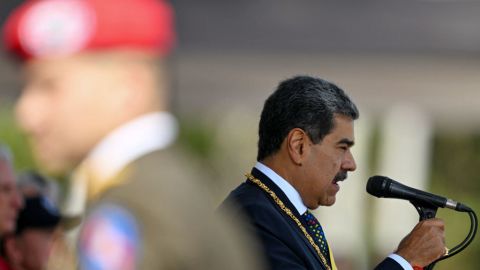 El presidente de Venezuela, Nicolás Maduro, hace un gesto mientras habla durante una ceremonia en la base militar de Fuerte Tiuna dentro de la toma de posesión presidencial en Caracas el 10 de enero de 2025.