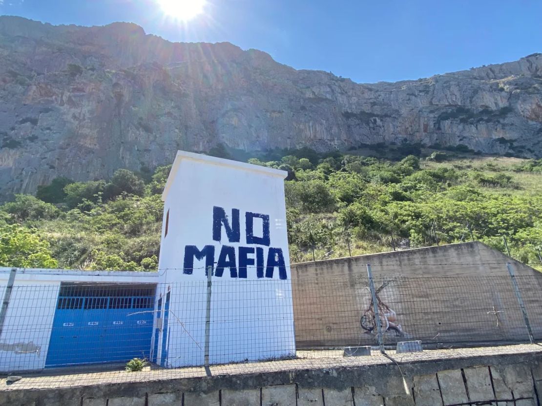 Un cartel contra la mafia en la ciudad de Capaci, en Sicilia.