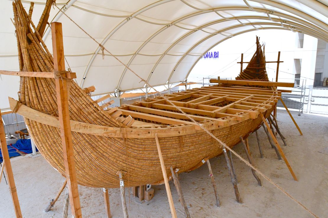 The boat, made of reed bundles, was assembled using only ancient traditional techniques.