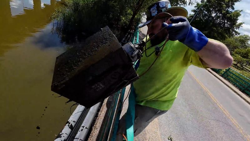 Couple magnet fishing in NYC find a safe with $100,000 in cash