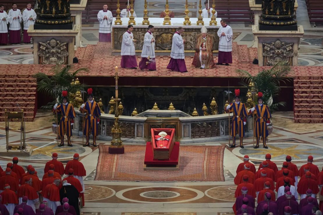 Mahony ayudará a cerrar el ataúd del Papa Francisco, que permanece abierto en la Basílica de San Pedro desde el miércoles. Andrew Medichini/Pool/AP