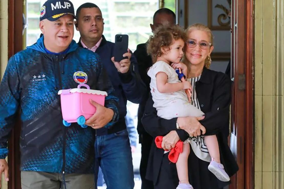 La primera dama de Venezuela, Cilia Flores, carga a Maikelys Antonella Espinoza Bernal a su regreso a Venezuela el 14 de mayo de 2025.