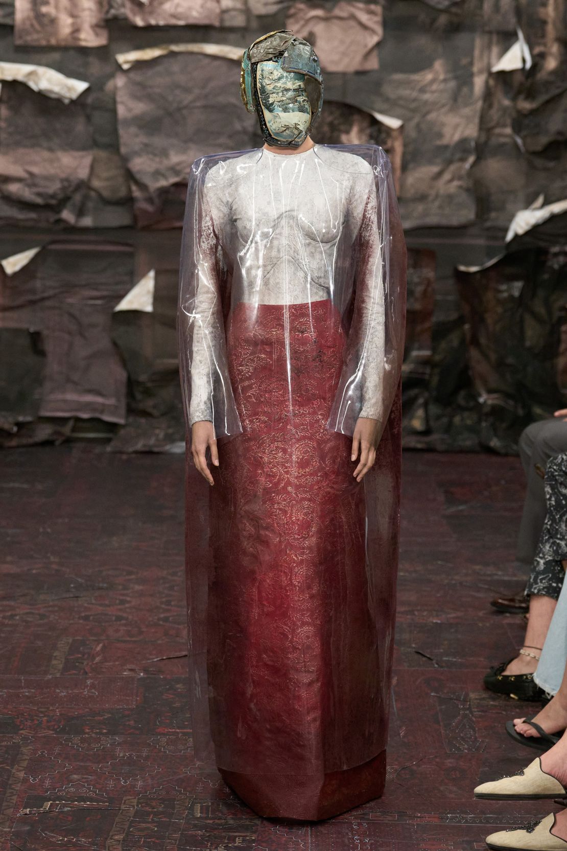 The show had a gothic atmosphere. Walls were clad in peeling photocopies of aristocratic moldings, a trompe-l’œil effect that also appeared on the clothes.