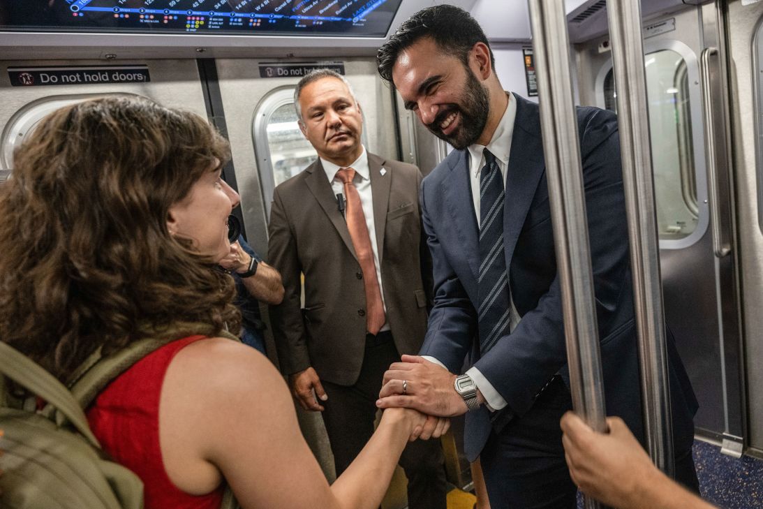Mamdani, 29 Eylül'de New York'taki metroda yolcuları selamlıyor.