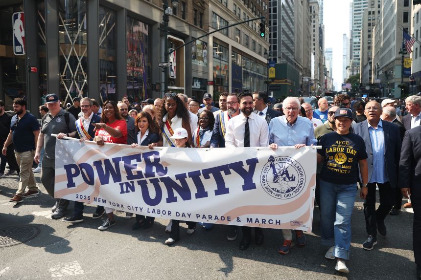 Mamdani, Vermont Senatörü Bernie Sanders, New York Valisi Kathy Hochul ve diğer politikacılarla birlikte 6 Eylül'de New York'ta düzenlenen İşçi Bayramı geçit töreninde yürüyor.