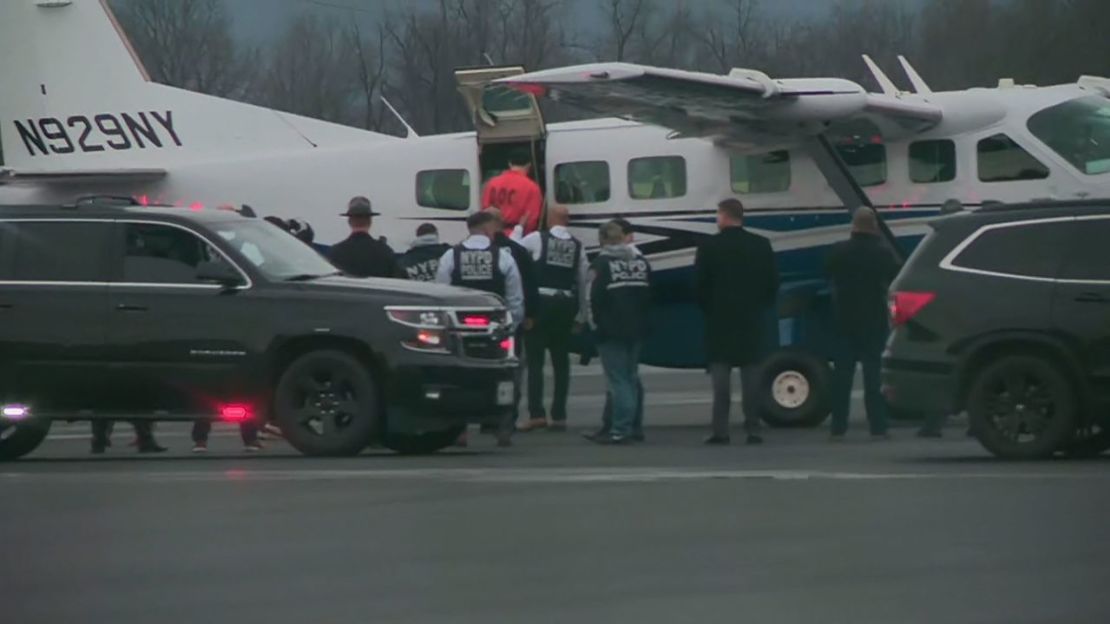 Luigi Mangione sube a un aviÃ³n en el aeropuerto de Altoona Blair County, en Martinsburg, Pensilvania, el 19 de diciembre.