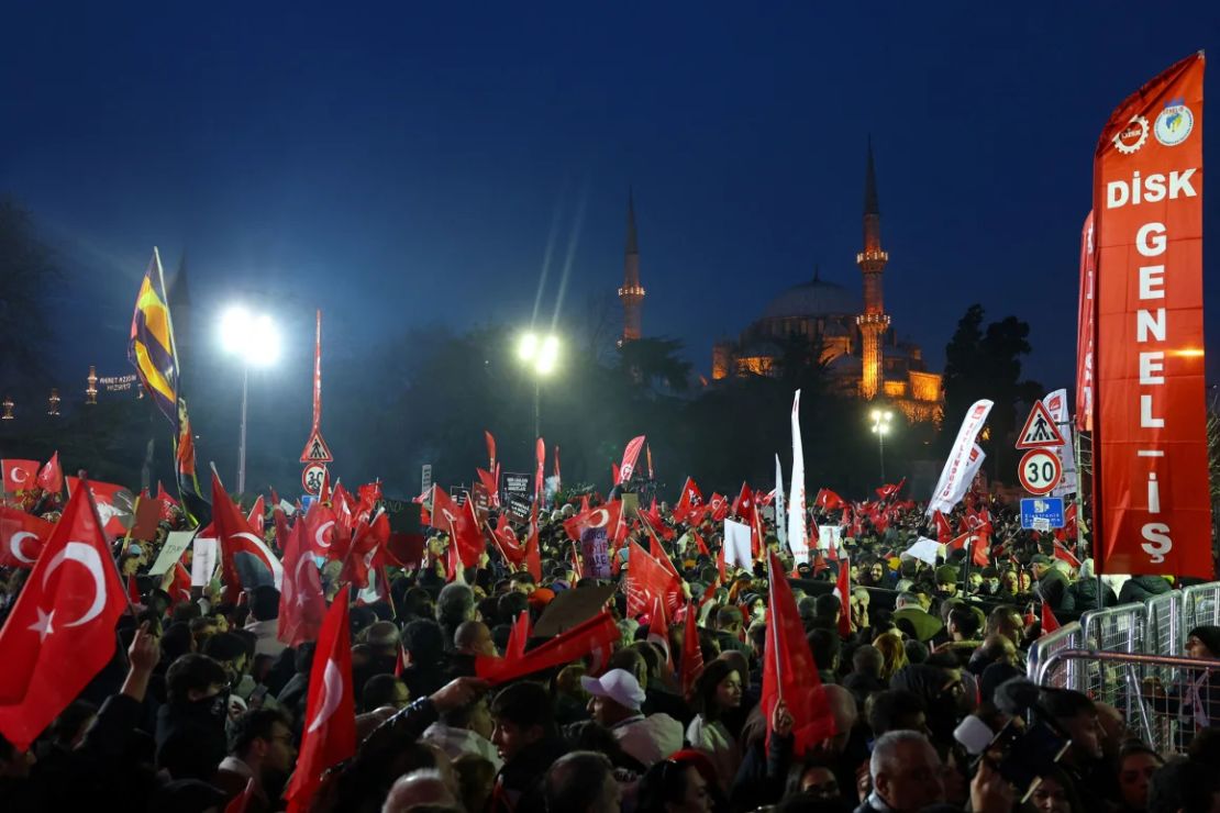 Los manifestantes asisten a una protesta contra la detención del alcalde de Estambul, Ekrem Imamoglu, en Estambul, Turquía, el sábado.