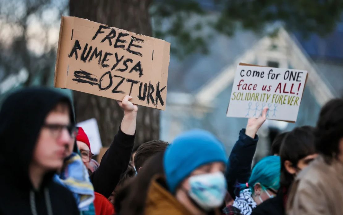 Los manifestantes sostienen carteles que dicen "Liberen a Rumeysa Ozturk" y "¡Vengan todos a enfrentarnos! Solidaridad para siempre" durante una manifestación en Somerville, Massachusetts.