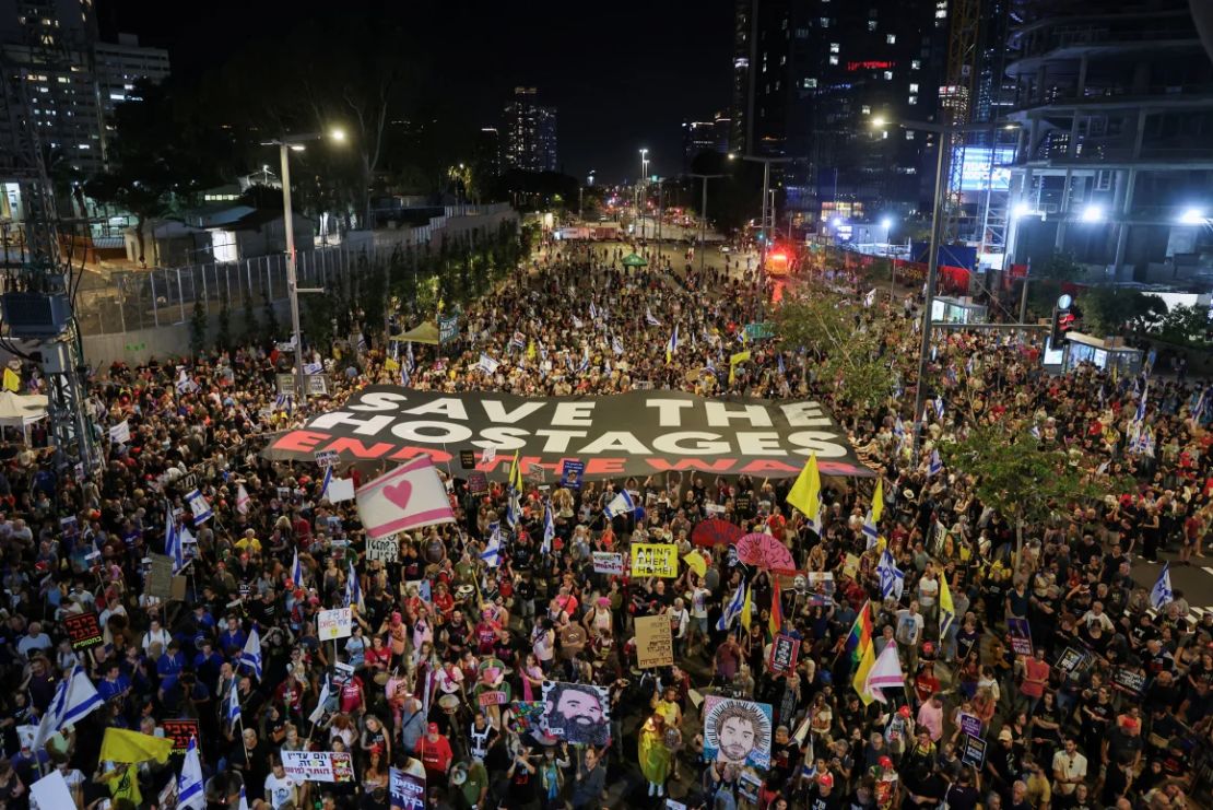 Los manifestantes en Tel Aviv el 24 de mayo exigen la liberación de los rehenes israelíes secuestrados durante el mortal ataque del 7 de octubre de 2023 contra Israel por parte de Hamas