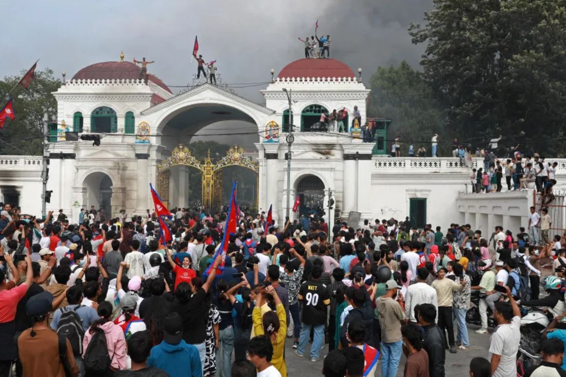 Los manifestantes se reúnen en un edificio del gobierno nepalí en Katmandú, Nepal, el 9 de septiembre.