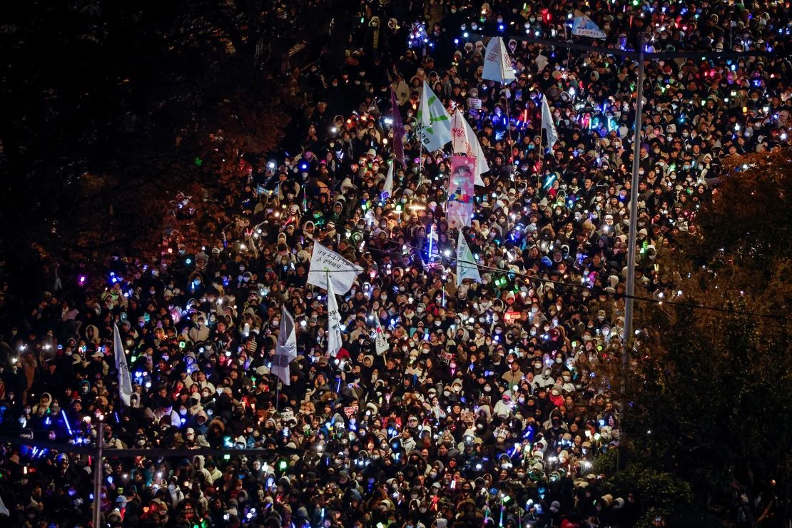 Los manifestantes participan en una concentración cerca de la Asamblea Nacional en Seúl, Corea del Sur, el 7 de diciembre de 2024, para pedir la destitución del presidente Yoon Suk Yeol, quien declaró la ley marcial, que fue revocada horas después,