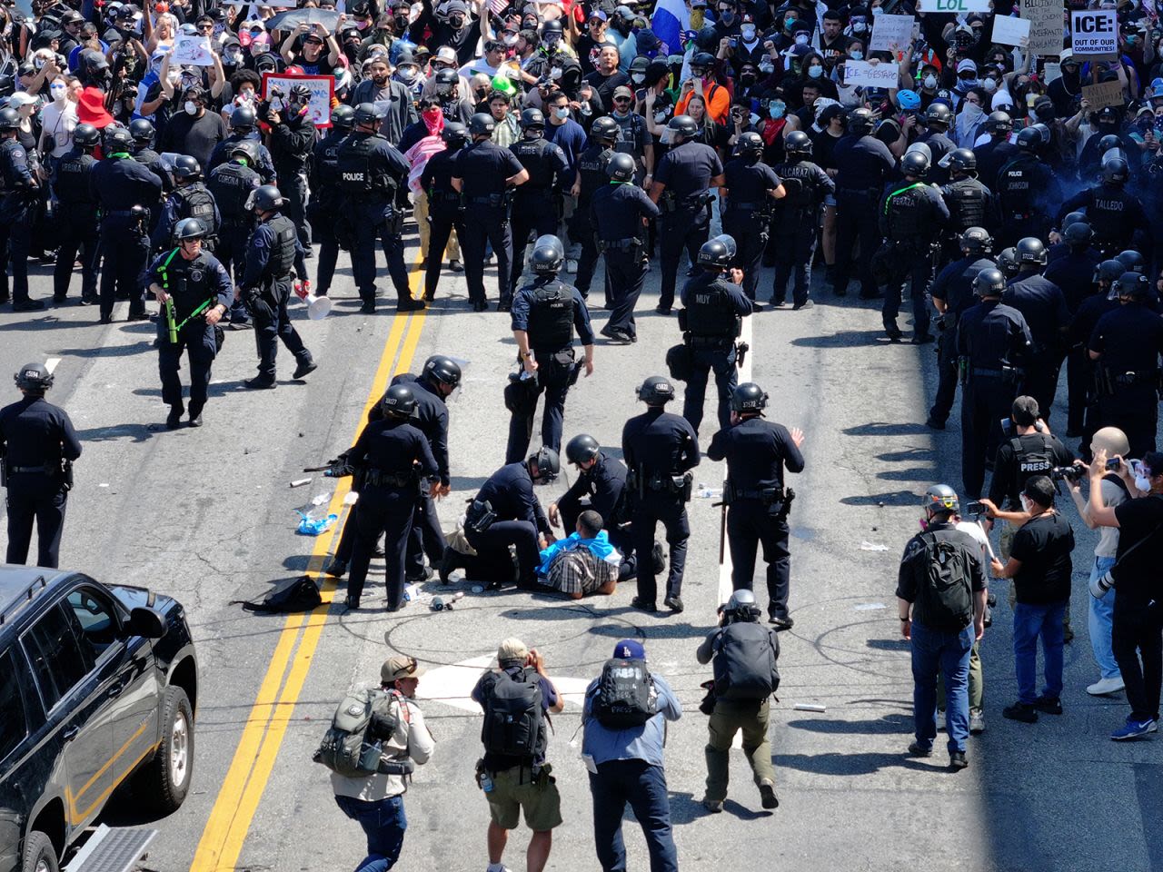 Un manifestante es detenido durante un enfrentamiento entre la policía y los manifestantes en Los Ángeles el domingo.