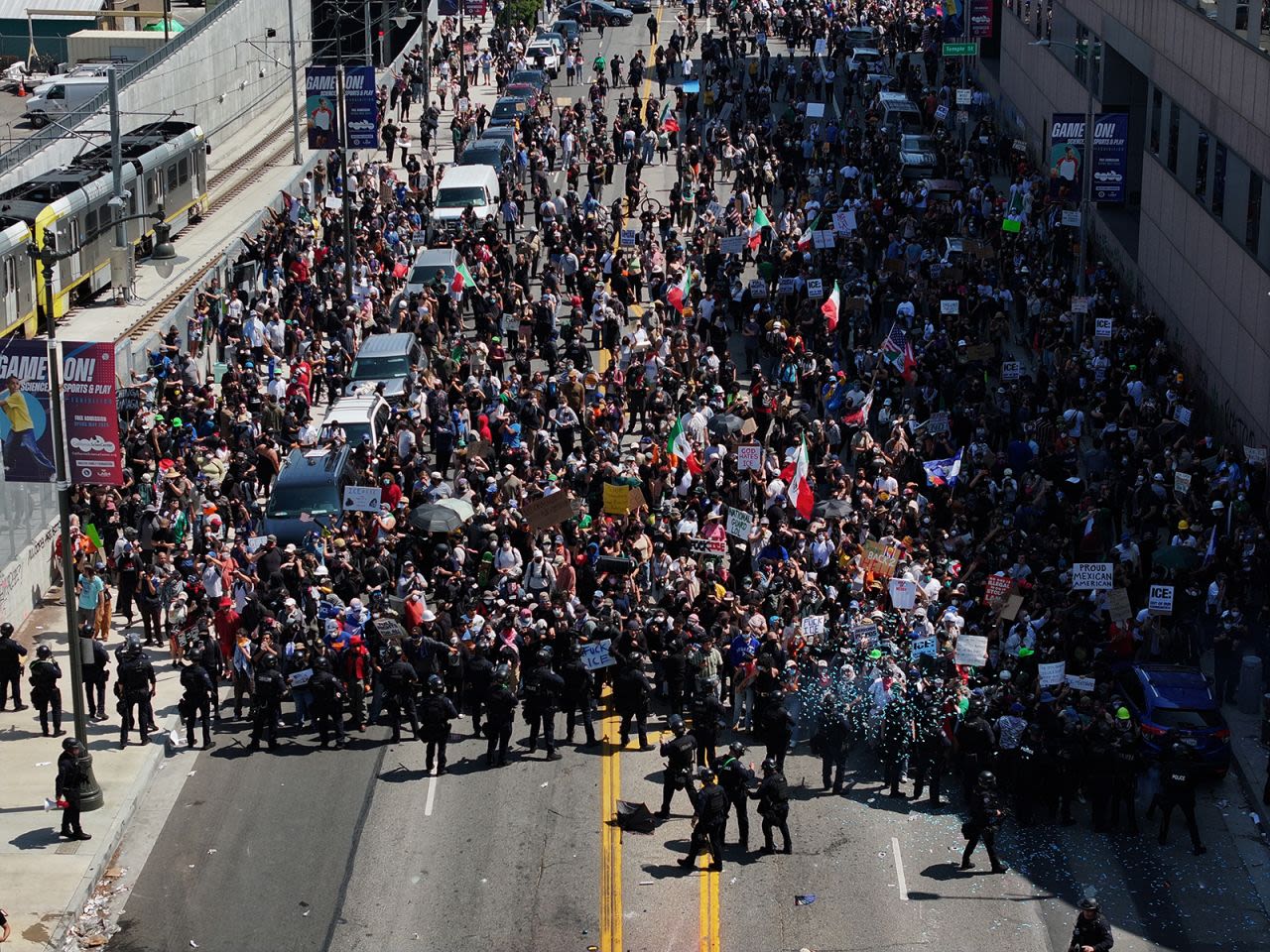 Cientos de manifestantes se reunieron para exigir el fin inmediato de las redadas en los lugares de trabajo del Servicio de Inmigración y Control de Aduanas (ICE), en Los Ángeles, el domingo.