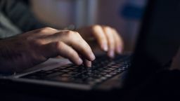 En 2014, un grupo de gamers anónimos lanzó una campaña de acoso contra las mujeres de la industria del videojuego. Más de una década después, las tácticas del Gamergate son demasiado familiares.