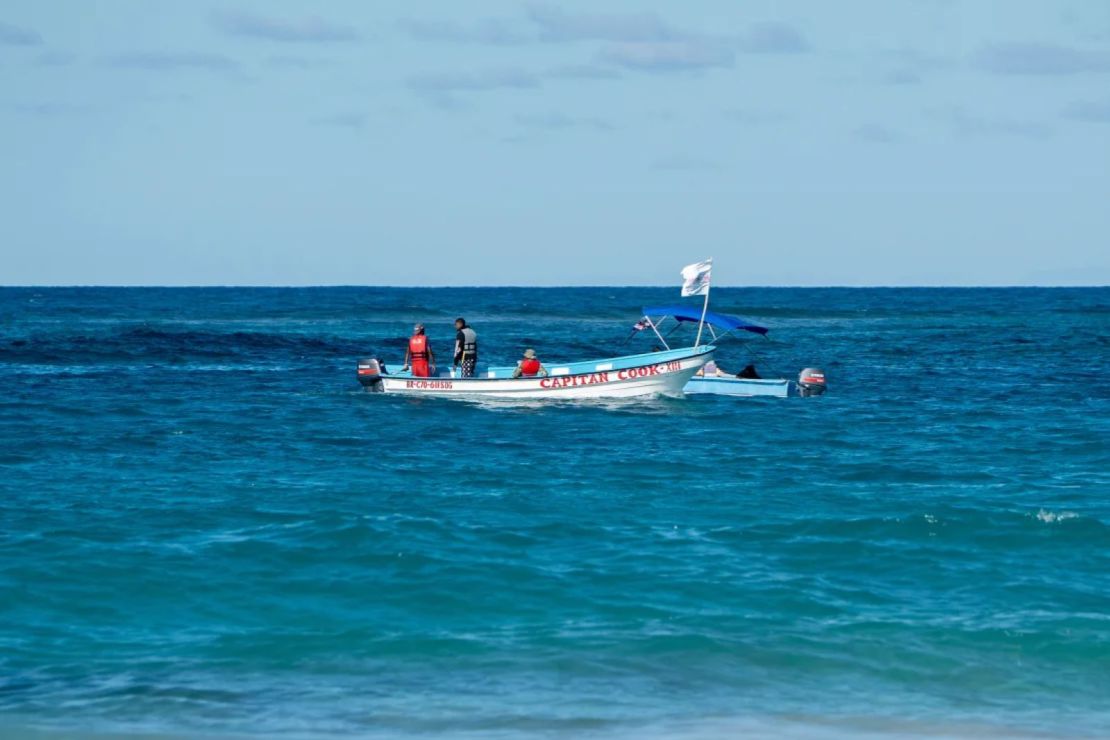 Los botes de Defensa Civil buscan a Sudiksha Konanki, una estudiante universitaria de EE. UU. que desapareció en una playa de Punta Cana, República Dominicana, el lunes.