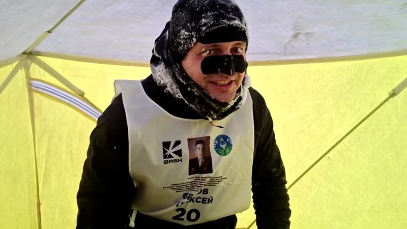 https://media.cnn.com/api/v1/images/stellar/prod/marathon-runner-russia-cold-0125.jpg?c=16x9&q=w_800,c_fill