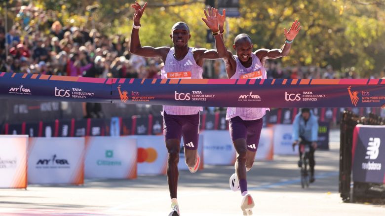Los kenianos Benson Kipruto (izq.) y Alexander Mutiso celebran haber obtenido el primer y segundo lugar respectivamente en Nueva York.