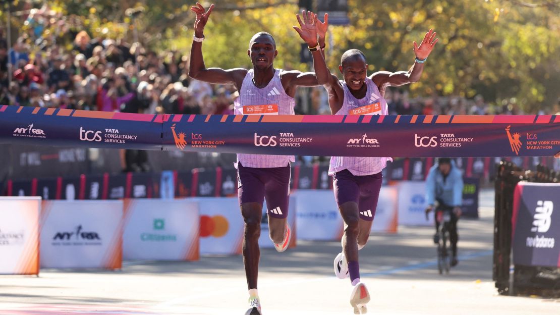 Los kenianos Benson Kipruto (izq.) y Alexander Mutiso celebran haber obtenido el primer y segundo lugar respectivamente en Nueva York.