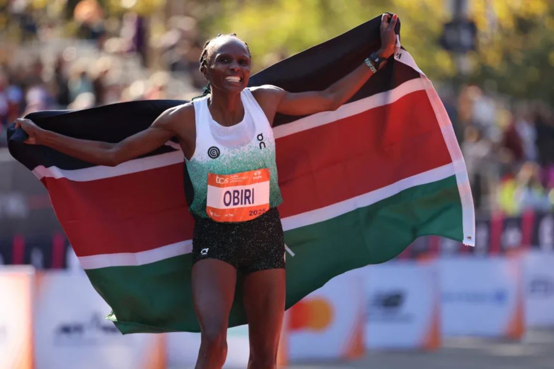 Hellen Obiri, de Kenya, celebra su victoria en el Maratón de Nueva York.