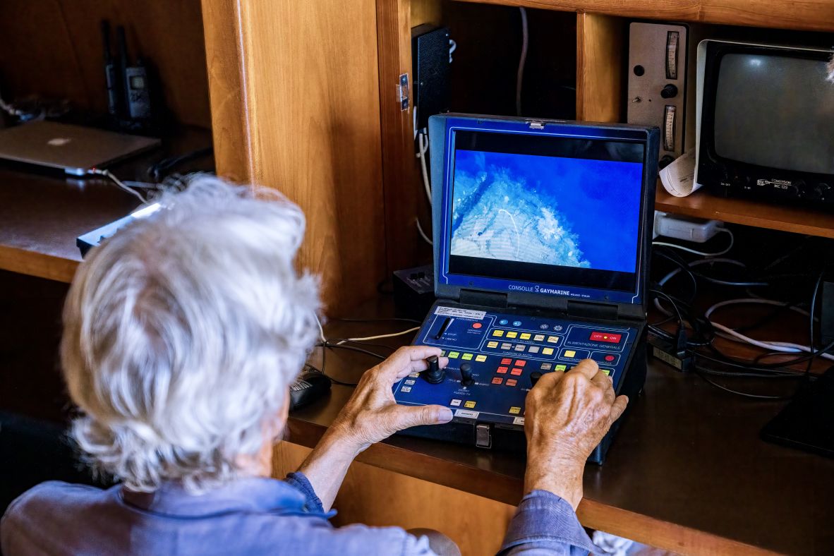 مهندس گودیو گی رُو را (ROV) به کف دره هدایت می‌کند تا عمق‌هایی را که پیش از این مشاهده نشده، کاوش کرده و به ایجاد پرونده‌ای برای حفاظت از دره کمک کند.