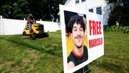 Una pancarta de apoyo a Marcelo Gomes Da Silva, detenido cuando se dirigía a un entrenamiento de voleibol el pasado fin de semana, el 5 de junio en Milford, Massachusetts.