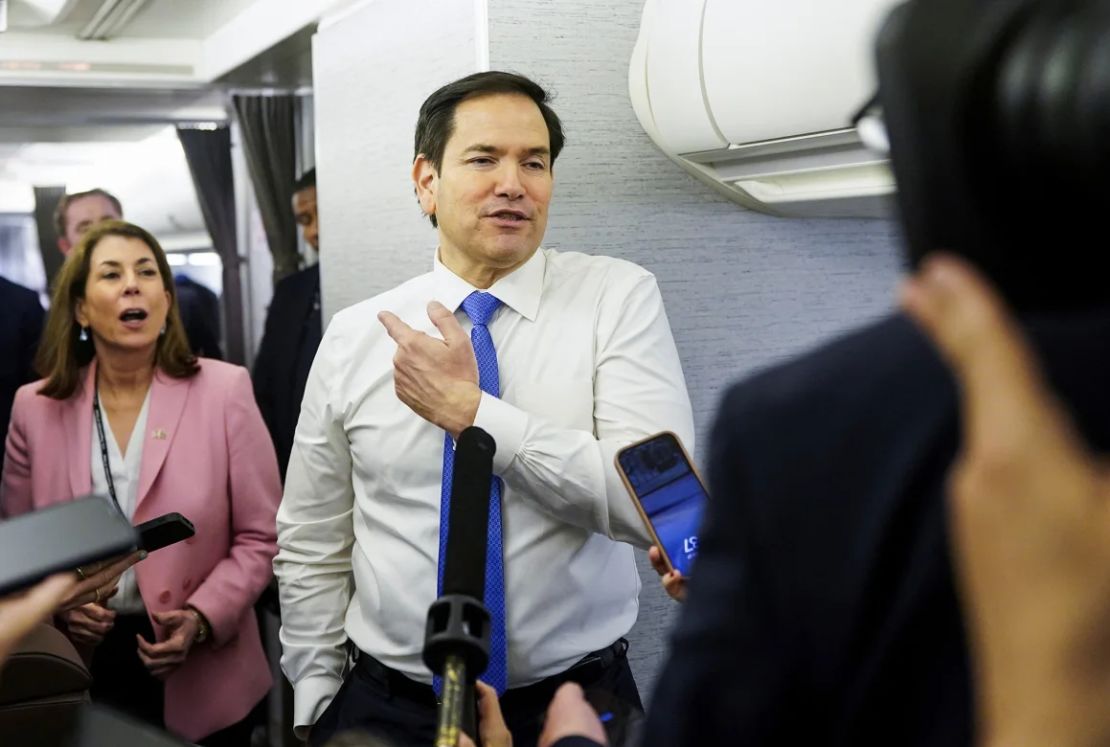 El secretario de Estado de Estados Unidos, Marco Rubio, habla con periodistas en su avión durante un vuelo desde Surinam a Miami, Florida, el 27 de marzo.
