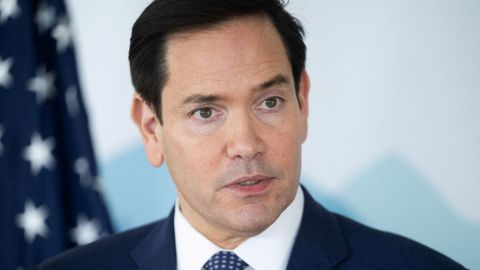 El secretario de Estado de EE.UU., Marco Rubio, habla con periodistas en La Malbaie, Quebec, Canadá.