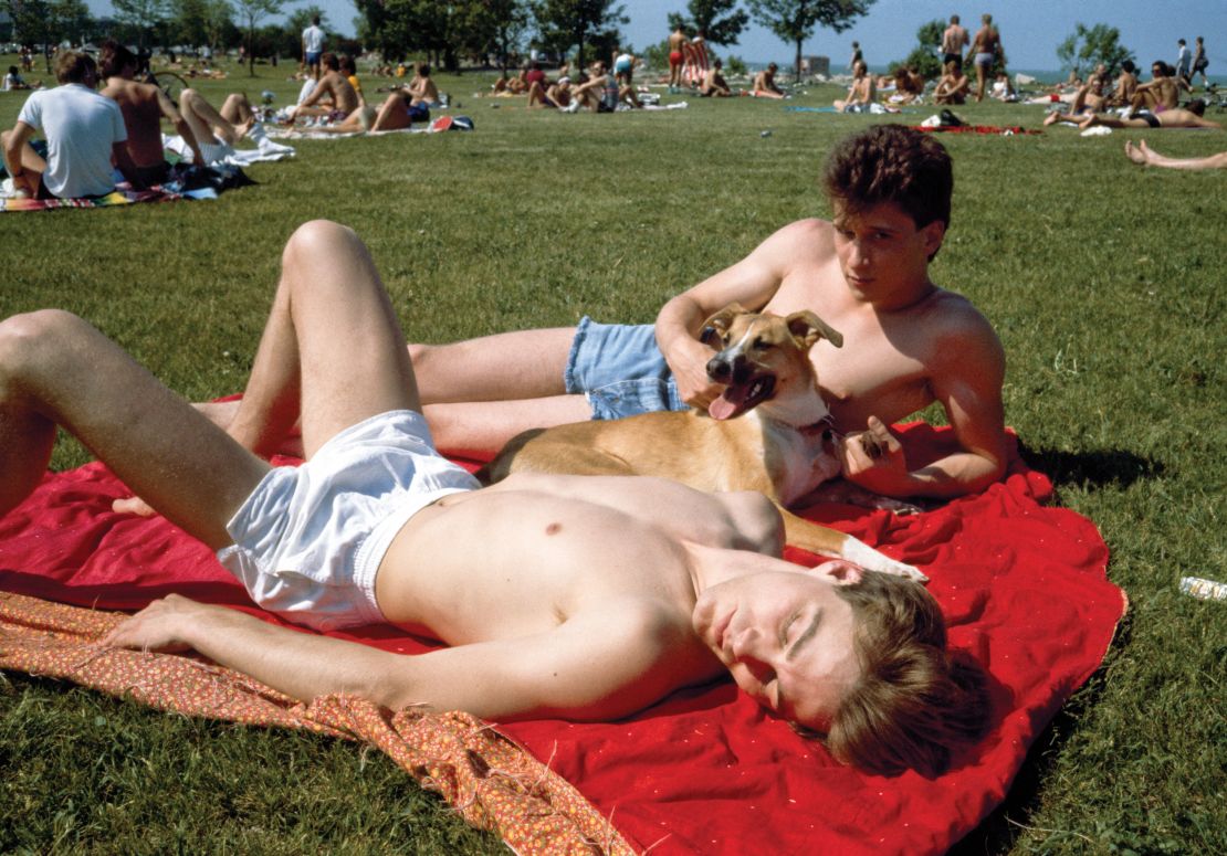 Ischar’s images aimed to show a candid snapshot of gay life, departing from the trend toward stylized or staged portraits.