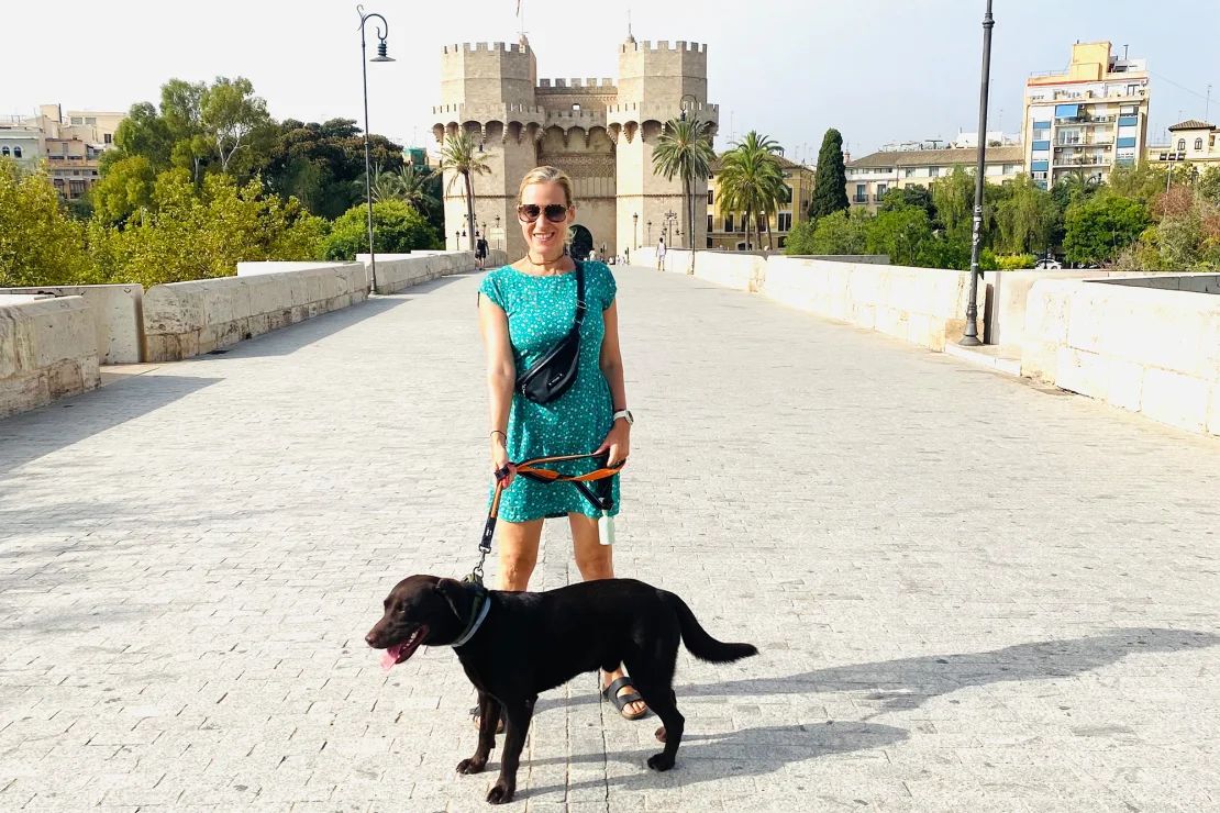 Maria en Valencia con su perro Peanut.