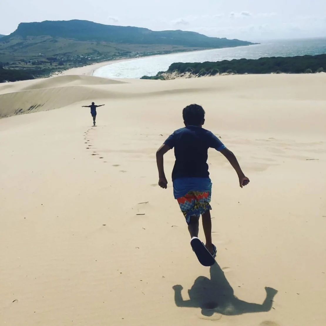 El marido de María, Alex, fotografiado en la playa con su hijo en el sur de España, falleció en 2018.