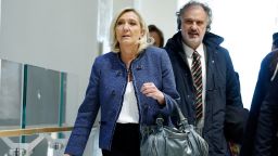 La líder de extrema derecha sa Marine Le Pen el día del veredicto de su juicio por acusaciones de apropiación indebida de fondos de la Unión Europea, en el tribunal de París el 31 de marzo.