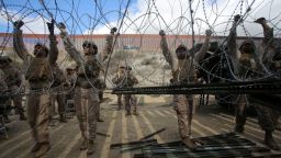 Marines estadounidenses ajustan alambre de concertina a lo largo de la frontera entre México y Estados Unidos, visto desde Tijuana, México, el 6 de febrero.