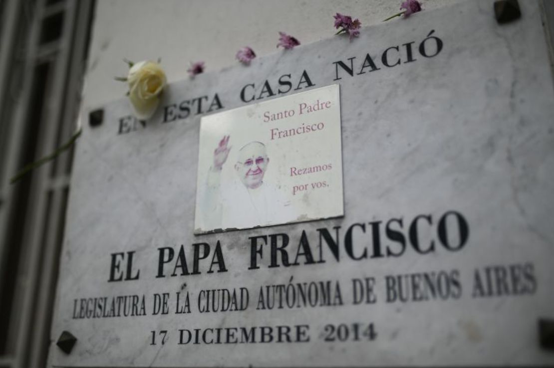 Una placa marca la casa natal del papa Francisco en Buenos Aires y ofrece una oración por él.