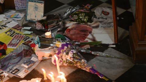 Fotografías del papa Francisco se ven en el confesionario de la Basílica de San José de Flores durante una misa en Buenos Aires, Argentina, el martes 22 de abril.