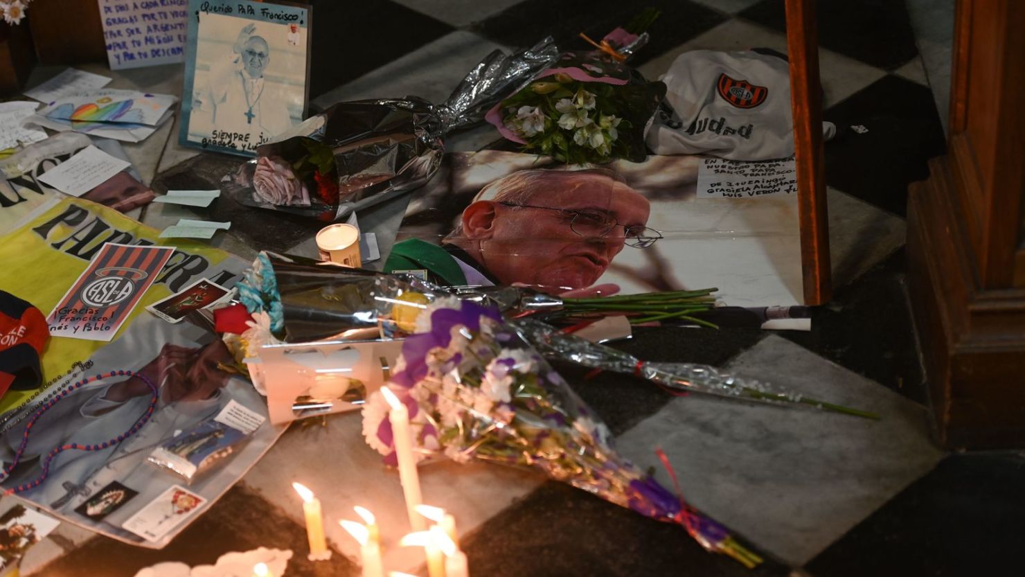 Fotografías del papa Francisco se ven en el confesionario de la Basílica de San José de Flores durante una misa en Buenos Aires, Argentina, el martes 22 de abril.