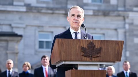El nuevo primer ministro de Canadá, Mark Carney, se dirige a los medios de comunicación después de prestar juramento en el Rideau Hall el 14 de marzo de 2025 en Ottawa, Ontario, Canadá.<br /><br />