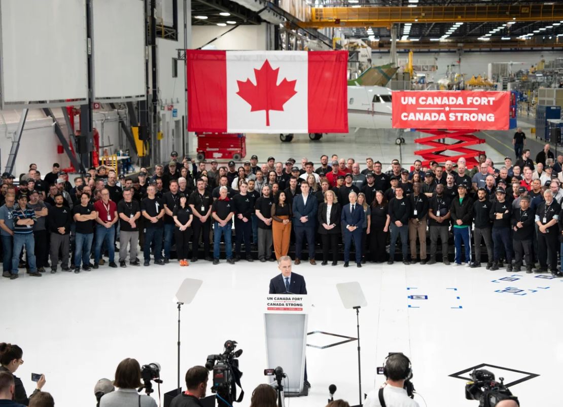 El líder liberal Mark Carney hace un anuncio en Bombardier durante una parada de campaña en Dorval, Quebec, el 14 de abril.
