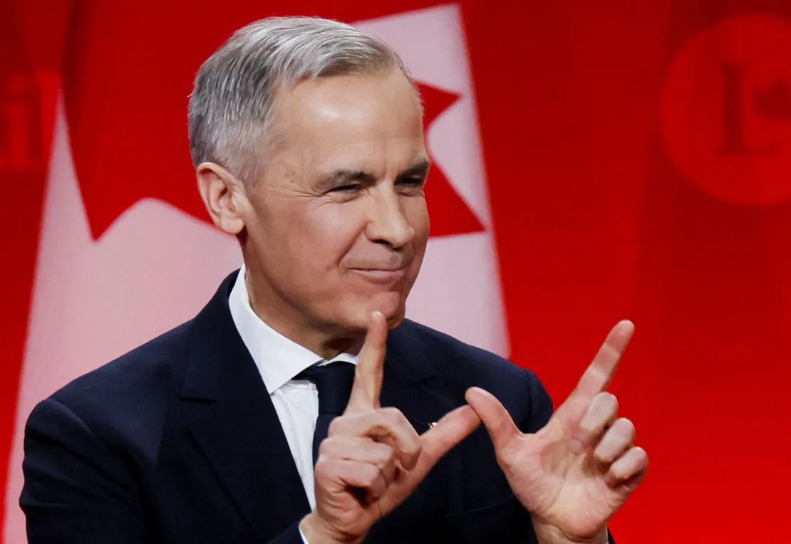 Mark Carney hace el gesto de la “W” para significar su victoria en la carrera para convertirse en líder del gobernante Partido Liberal de Canadá.