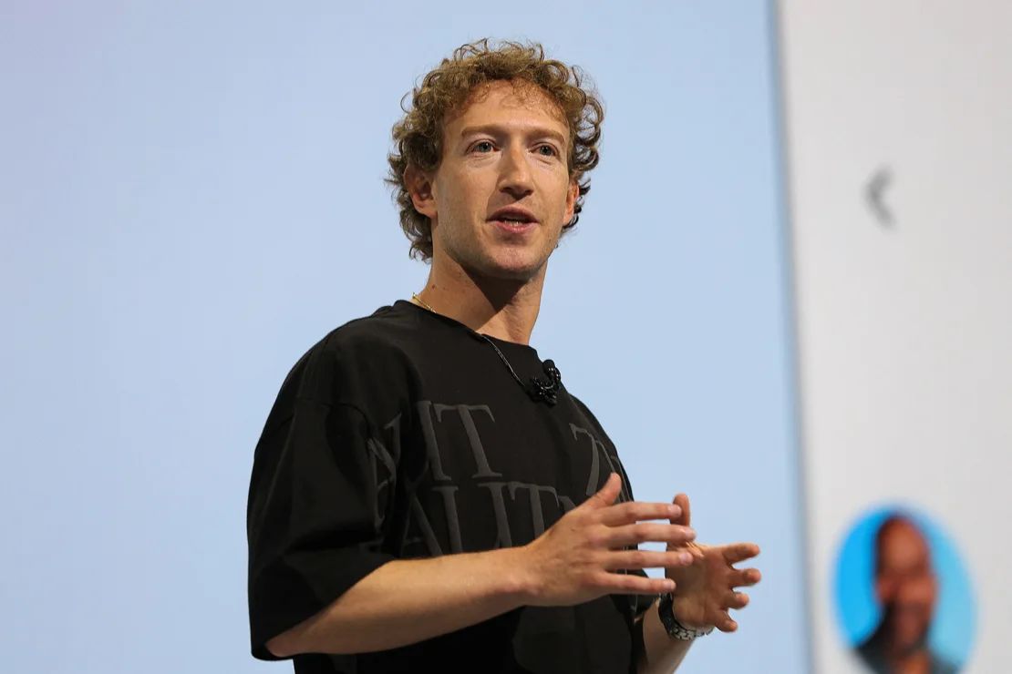 El fundador de Meta, Mark Zuckerberg, pronuncia un discurso de apertura durante el evento anual Meta Connect en la sede de la empresa en Menlo Park, California, el 25 de septiembre de 2024.