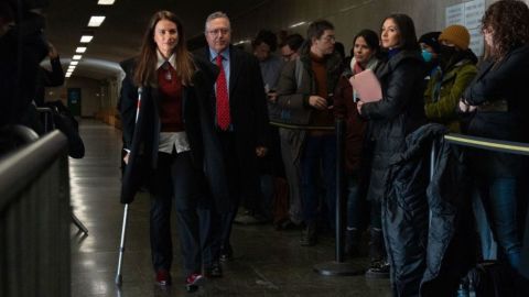 Karen Friedman Agnifilo y Marc Agnifilo llegan al Tribunal Penal de Manhattan el 23 de diciembre.