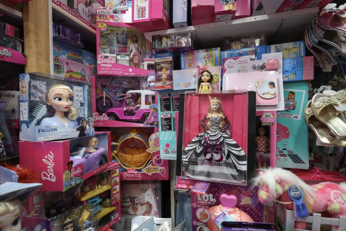 Muñecas Barbie importadas de China llenan los estantes de la tienda A to Z Toys en Miami Beach, Florida.